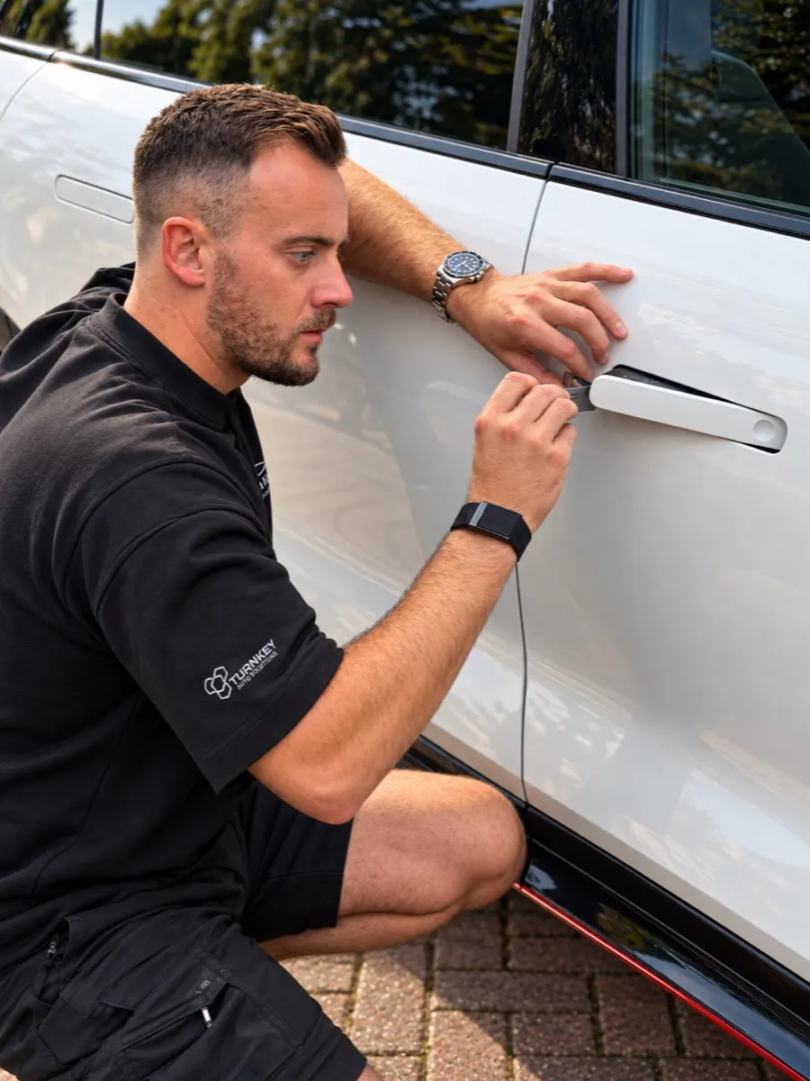 Thomas opening a locked car door without damage